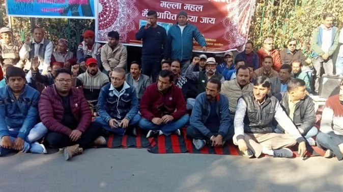 अल्मोड़ा तहसील को पुन: नगर मे स्थापित करने की मांग को लेकर गों ने चौघानपाटा में धरना दिया