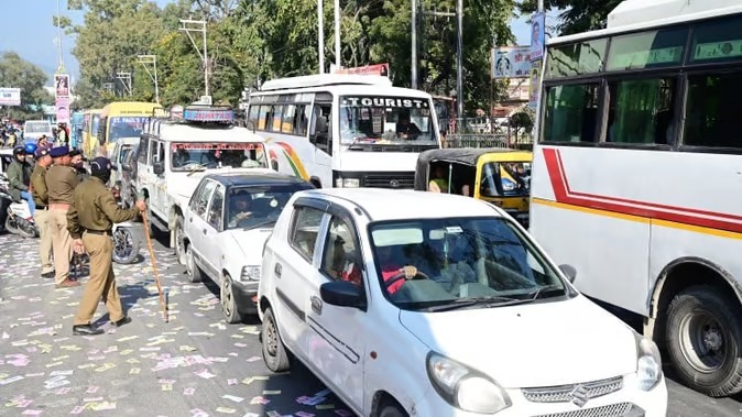 हल्द्वानी में मांगों को लेकर गौला संघर्ष समिति की रैली और छात्रसंघ चुनाव प्रचार रैलियों के दौरान नैनीताल हाइवे पर वाहनों के पहिये थमे