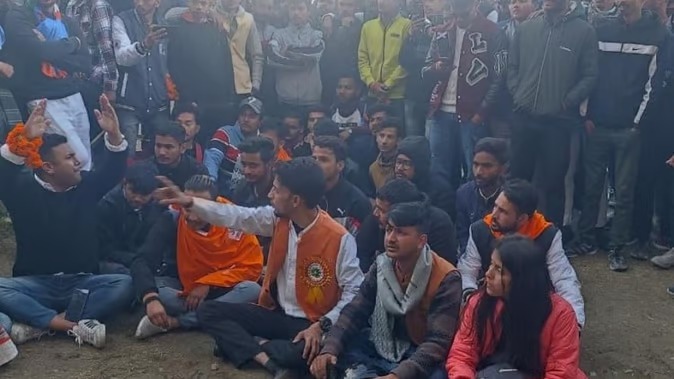 अल्मोड़ा में छात्रसंघ चुनाव में नामांकन निरस्त  प्रत्याशियों व उनके समर्थकों ने  किया जमकर हंगामा