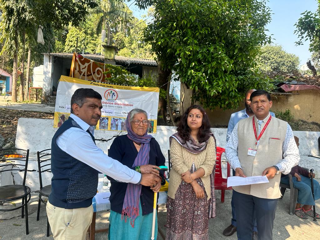 हेल्पेज इण्डिया की ओर से वृद्धाश्रमों में व्हीलचैयर, वॉकर किए गए भेंट