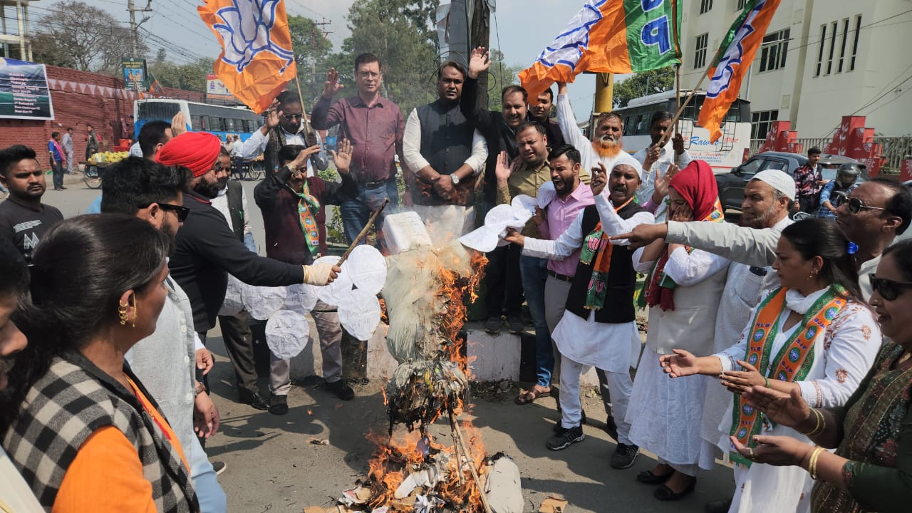 लैंसडाउन चौक पर कांग्रेस के विधायकों का पुतला दहन किया