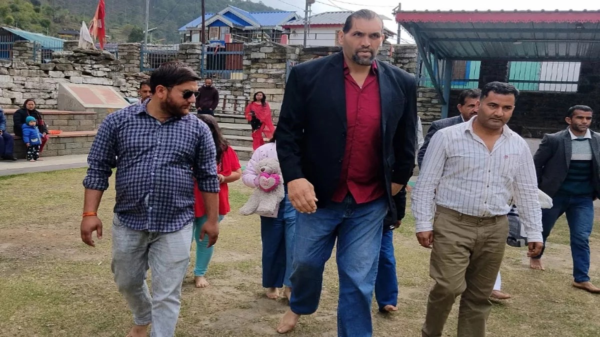 ग्रेट खली अपने परिवार के साथ महासू देवता मंदिर पहुंचे