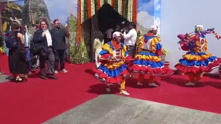 रामनगर में आज से शुरू होने वाले जी-20 सम्मेलन के लिए विदेशी मेहमानों का स्वागत नृत्य और वाद्य यंत्र बजाकर  किया गया