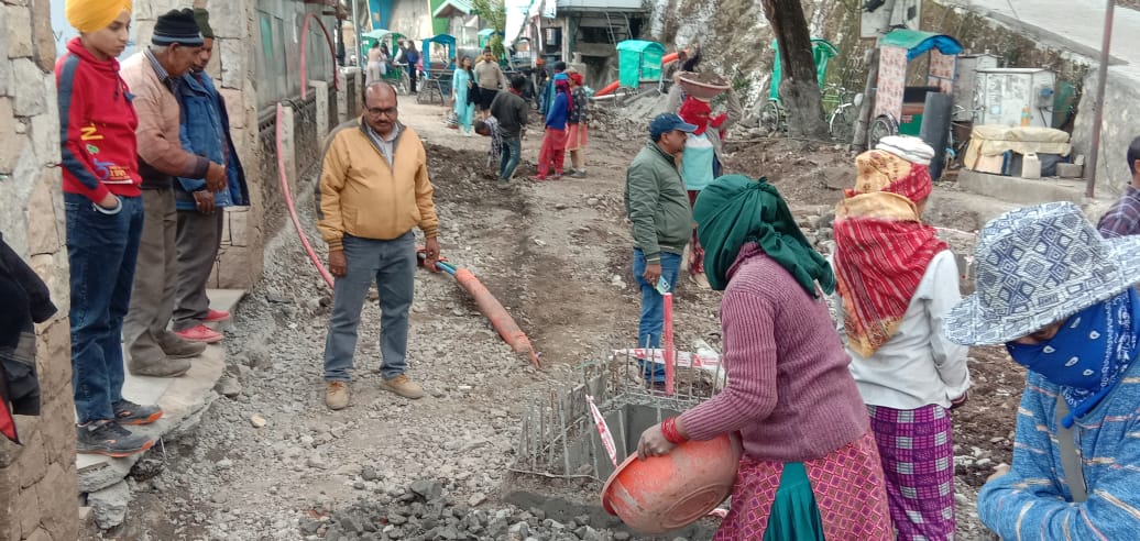 मसूरी मॉल रोड के डामरीकरण के कार्य ने पकड़ी रफ्तार