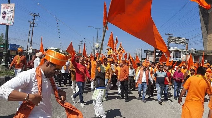हनुमान जयंती के अवसर पर ढोल नगाड़ों बैंड बाजा के साथ जौलीग्रांट में भव्य शोभा यात्रा निकाली गई
