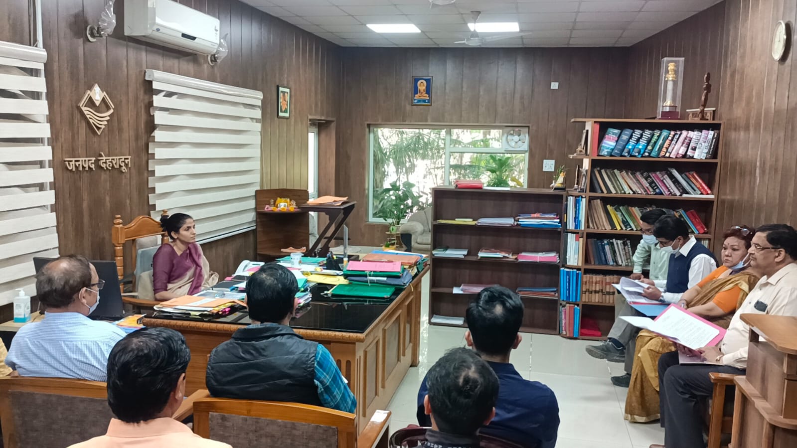 जिलाधिकारी सोनिका ने कोविड संक्रमण के नियंत्रण और बचाव के सम्बन्ध मेंमुख्य चिकित्साधिकारी निर्देश दिए