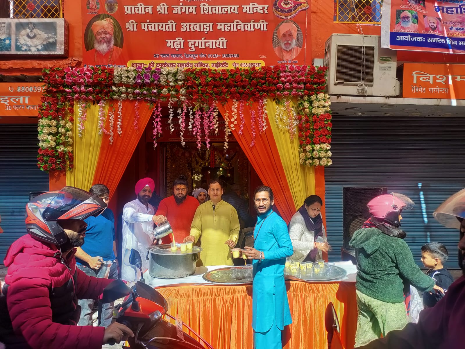 महाशिवरात्रि के पावन पर्व पर किया 31 क्विंटल दूध का प्रसाद वितरण