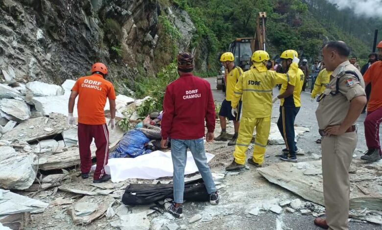 बद्रीनाथ से लौट रहे भक्तों की बाइक पर गिरी चट्टानें, दो यात्रियों की मौत