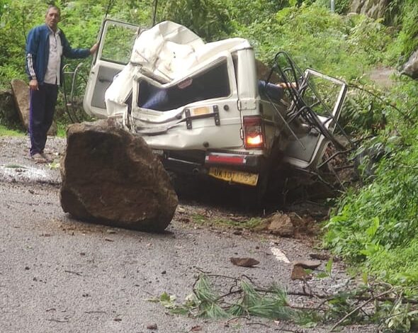 मैक्स के ऊपर गिरा पत्थर, ड्राइवर की मौत