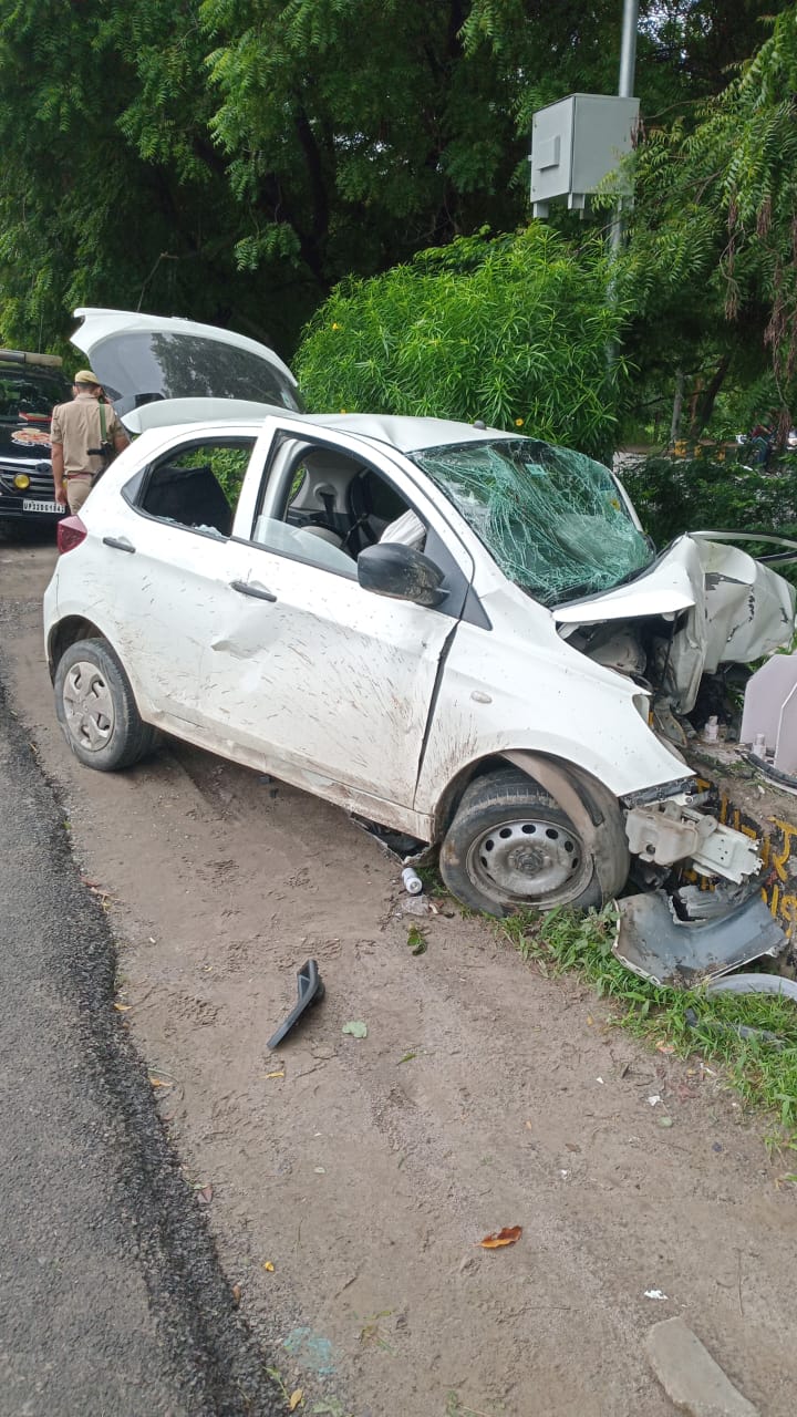 तेज रफ्तार कार यूनीपोल के खंभे से टकराई, तीन युवकों की मौत
