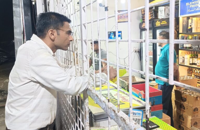 ओवर रेटिंग की शिकायत पर ठेके पर ग्राहक बनकर पहुंचे डीएम