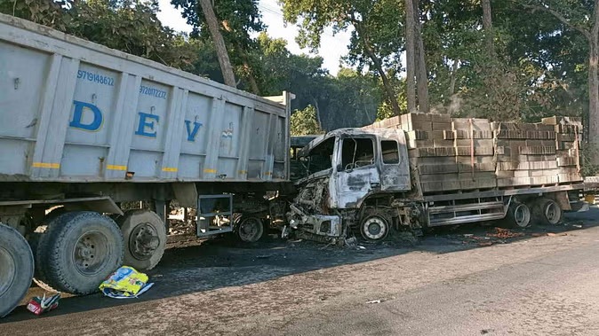 देहरादून: मटक माजरी तिराहे पर  दो वाहनो के टकराने से लगी आग, मौके पर चालक की जल कर मौत