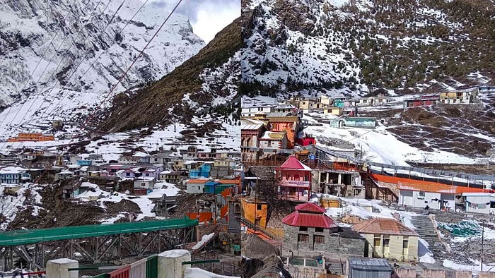 बदरीनाथ में छह इंच ताजा बर्फबारी, प्रशासनिक दौरा रद्द, कड़ाके की ठंड जारी