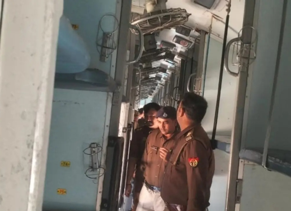 BREAKING NEWS : प्रयागराज महाकुंभ ट्रेन में बम की अफवाह से मचा हड़कंप