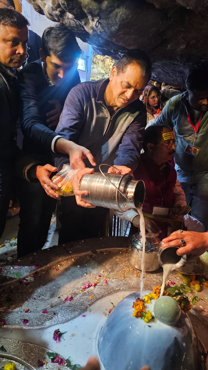 महाशिवरात्रि पर टपकेश्वर महादेव मंदिर में मंत्री प्रेमचंद अग्रवाल ने किया जलाभिषेक
