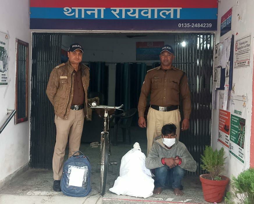 रायवाला क्षेत्र में मंदिर में हुई चोरी की घटना का दून पुलिस ने किया खुलासा।