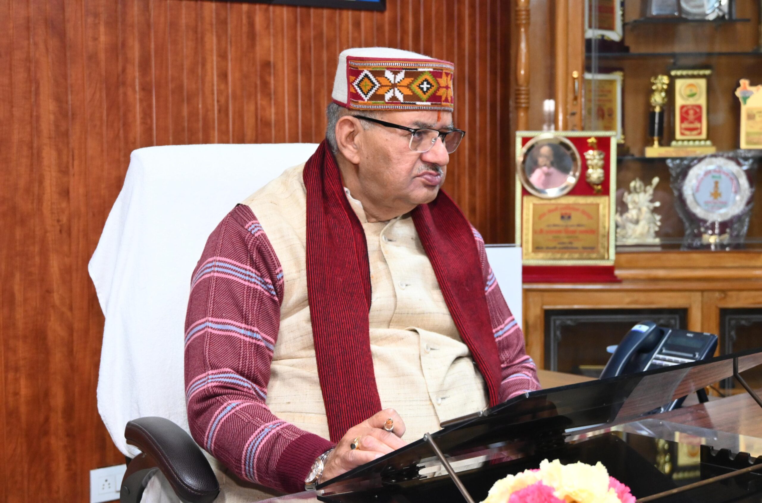 विधानसभा स्थित कार्यालय कक्ष में मसूरी विधानसभा क्षेत्र के अंतर्गत प्रस्तावित सड़क निर्माण की गुणवत्ता से कोई समझौता नहीं – कैबिनेट मंत्री गणेश जोशी।