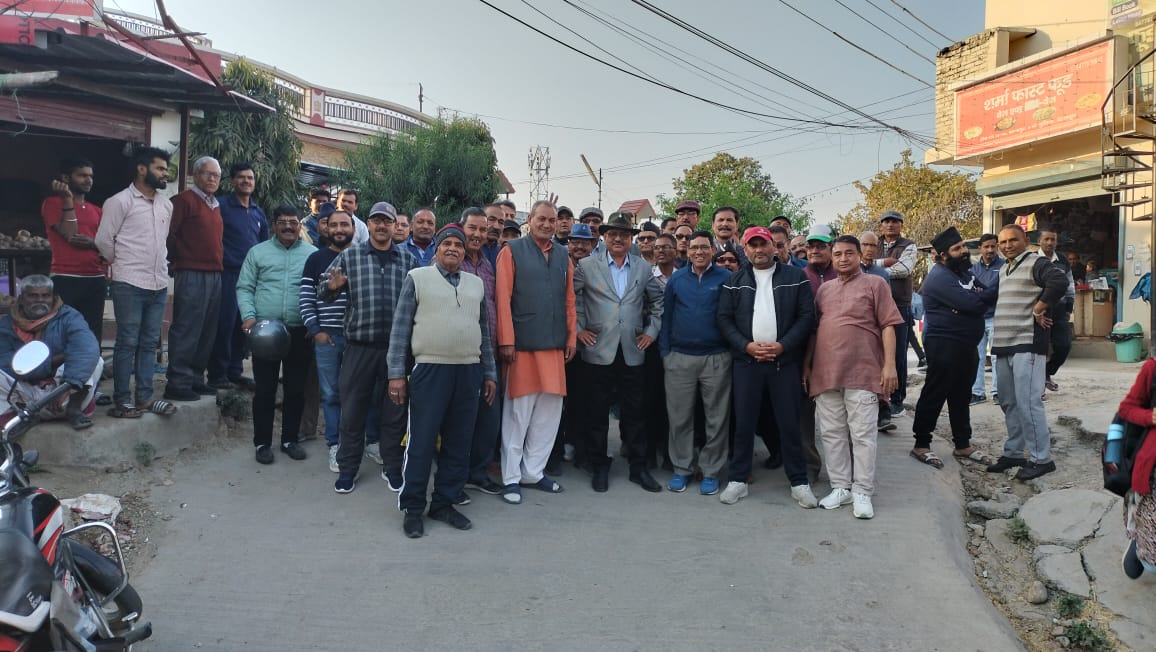 DEHRADUN : 06 नंबर पुलिया, देहरादून में सब्जी मंडी की समस्या पर स्थानीय जनता का विरोध प्रदर्शन