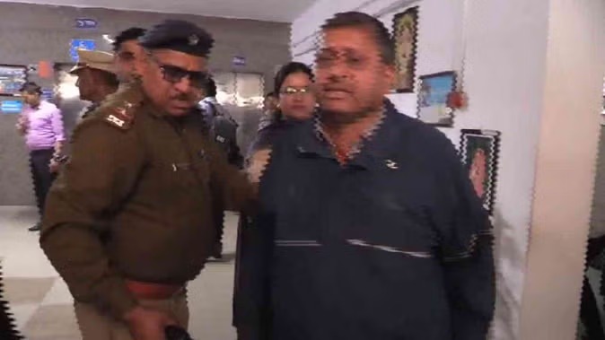 देहरादून सचिवालय में हंगामा: सीएम धामी तक पहुंचने की कोशिश में चिल्लाने लगा चालक, पुलिस ने रोका