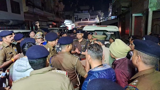 उत्तराखंड पुलिस की यूपी में बड़ी कार्रवाई, 300 पुलिसकर्मियों ने की दबिश, 25 लोग हिरासत में