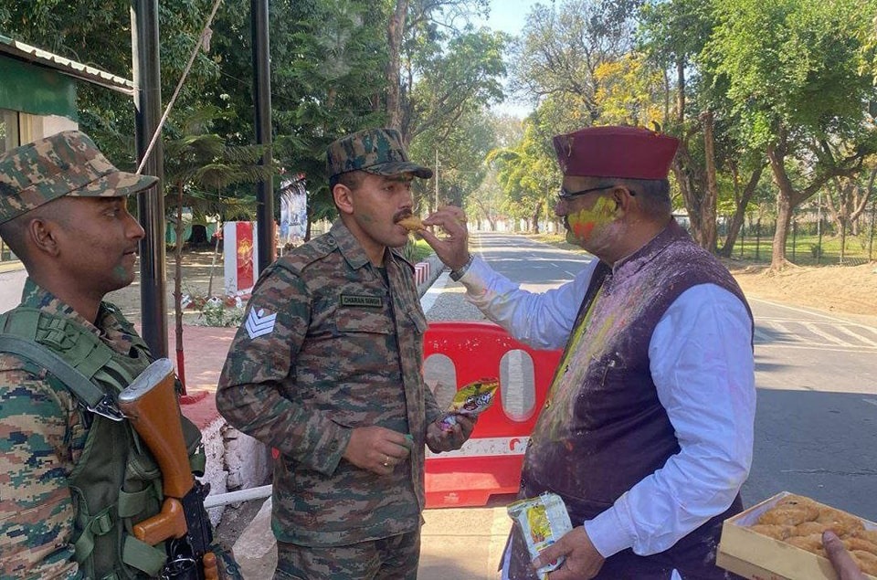 फौजियों के साथ होली का जश्न, सैनिक कल्याण मंत्री गणेश जोशी ने जवानों संग मनाया पर्व
