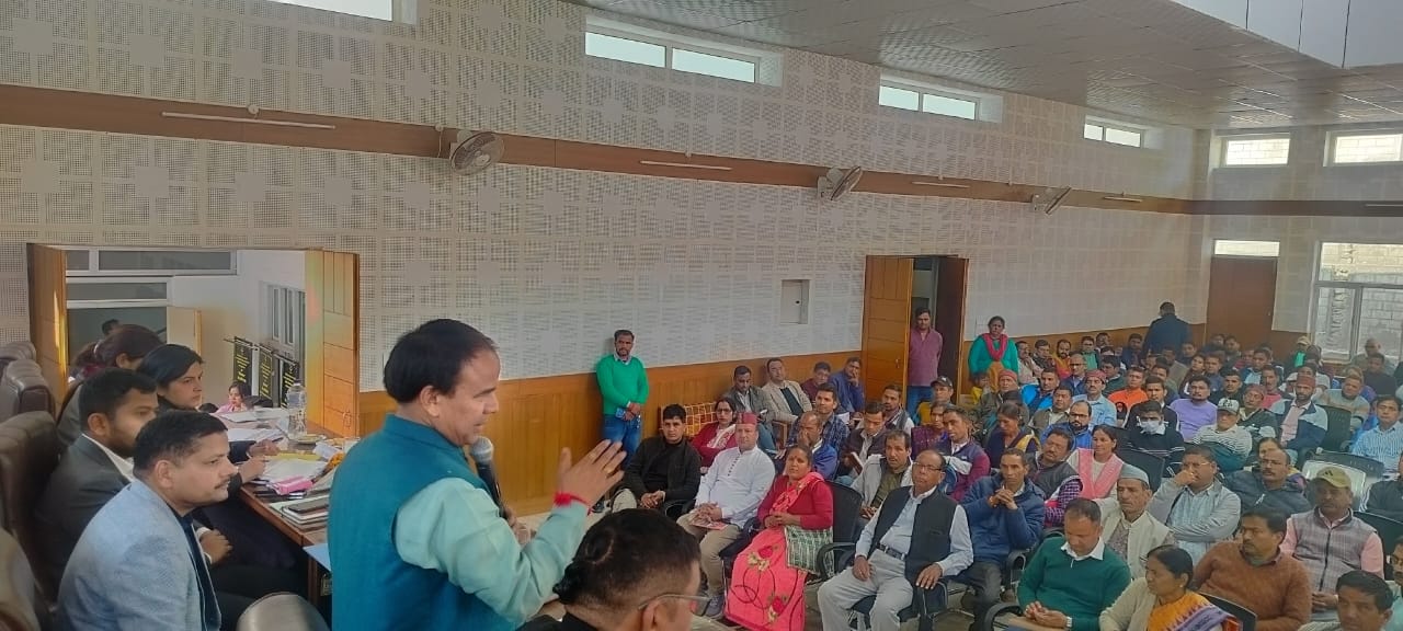 जनता दरबार में गूंजे जनसमस्याओं के स्वर, मंत्री डॉ. धन सिंह रावत ने दिए त्वरित समाधान के निर्देश