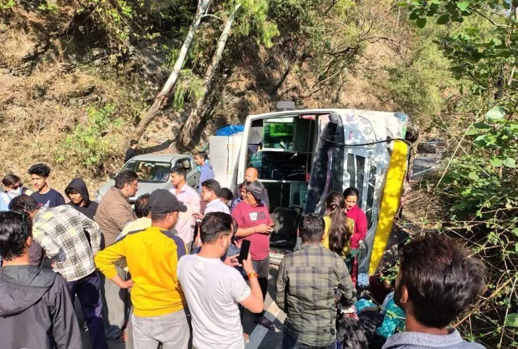 BREAKING NEWS : ज्योलीकोट में अनियंत्रित होकर पलटी यात्री बस, मची चीख-पुकार, कई घायल