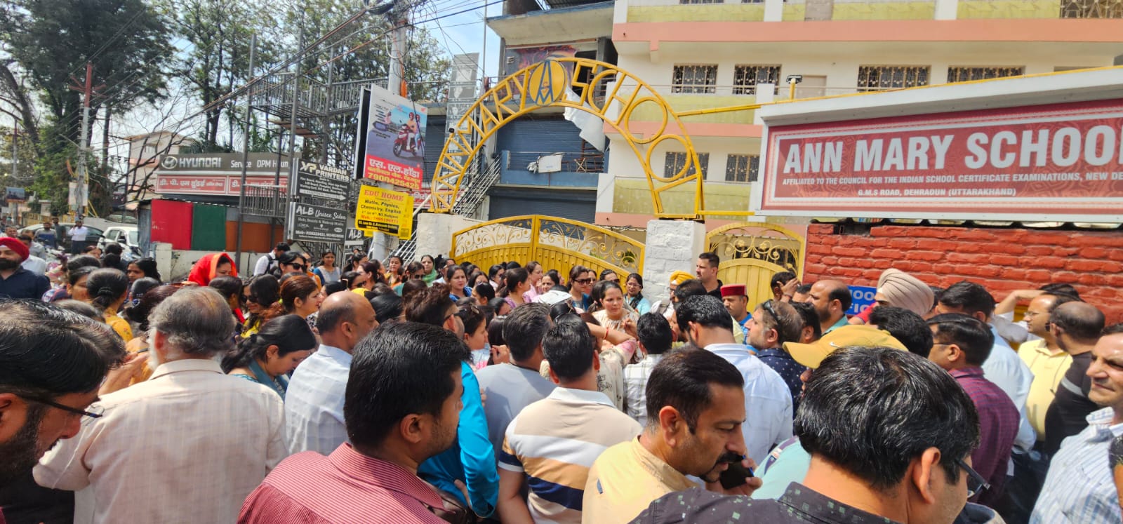 BREAKING NEWS : Ann mary school में फीस वृद्धि कराने को लेकर अभिभावकों का प्रदर्शन, बल्लीवाला चौक के पास सड़क जाम