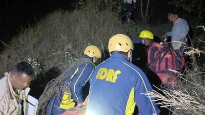 टिहरी गढ़वाल में बड़ा हादसा–  खाई में ट्रक गिरने से 3 लोग घायल; एसडीआरएफ ने चलाया रेस्क्यू ऑपरेशन।
