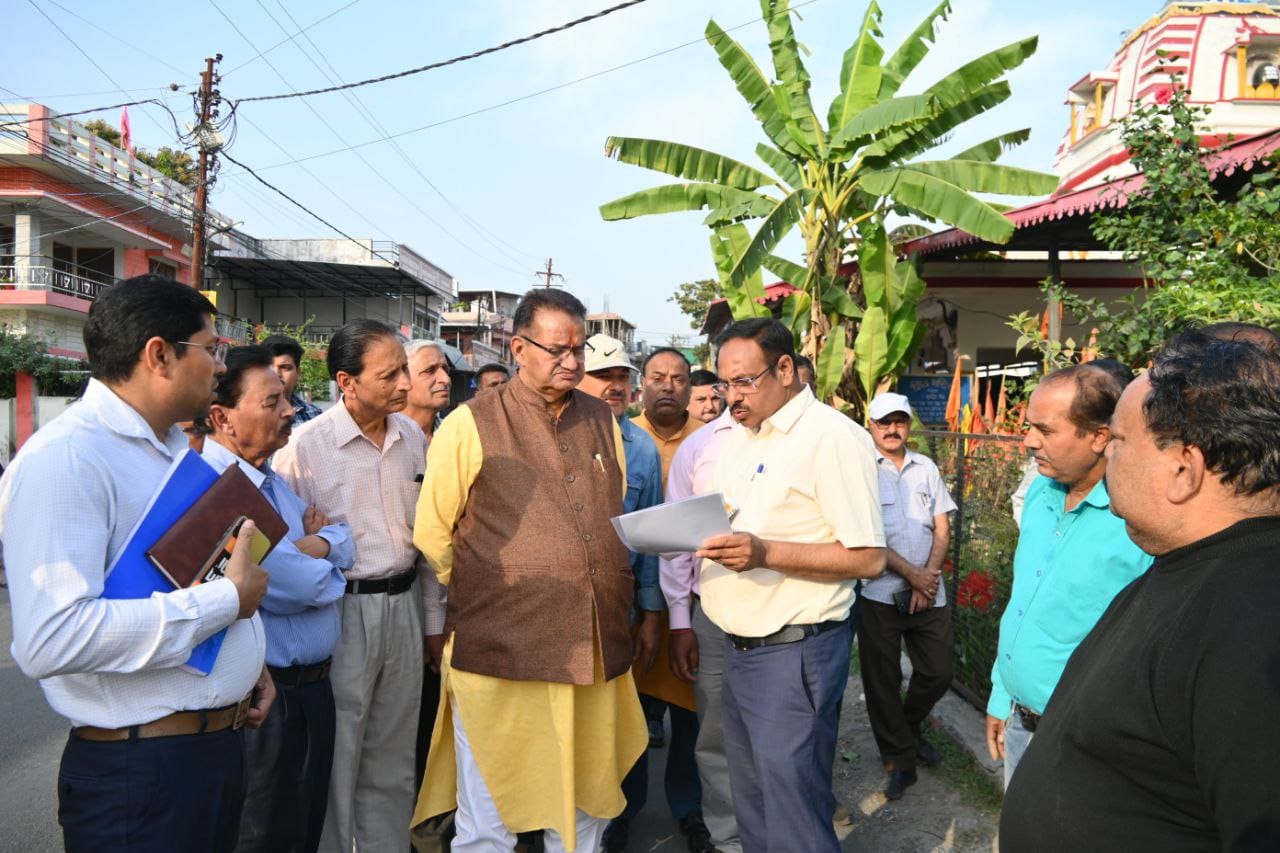 कैबिनेट मंत्री गणेश जोशी ने नींबूवाला में विकास कार्यों का निरीक्षण किया, अधिकारियों को दिए आवश्यक निर्देश।