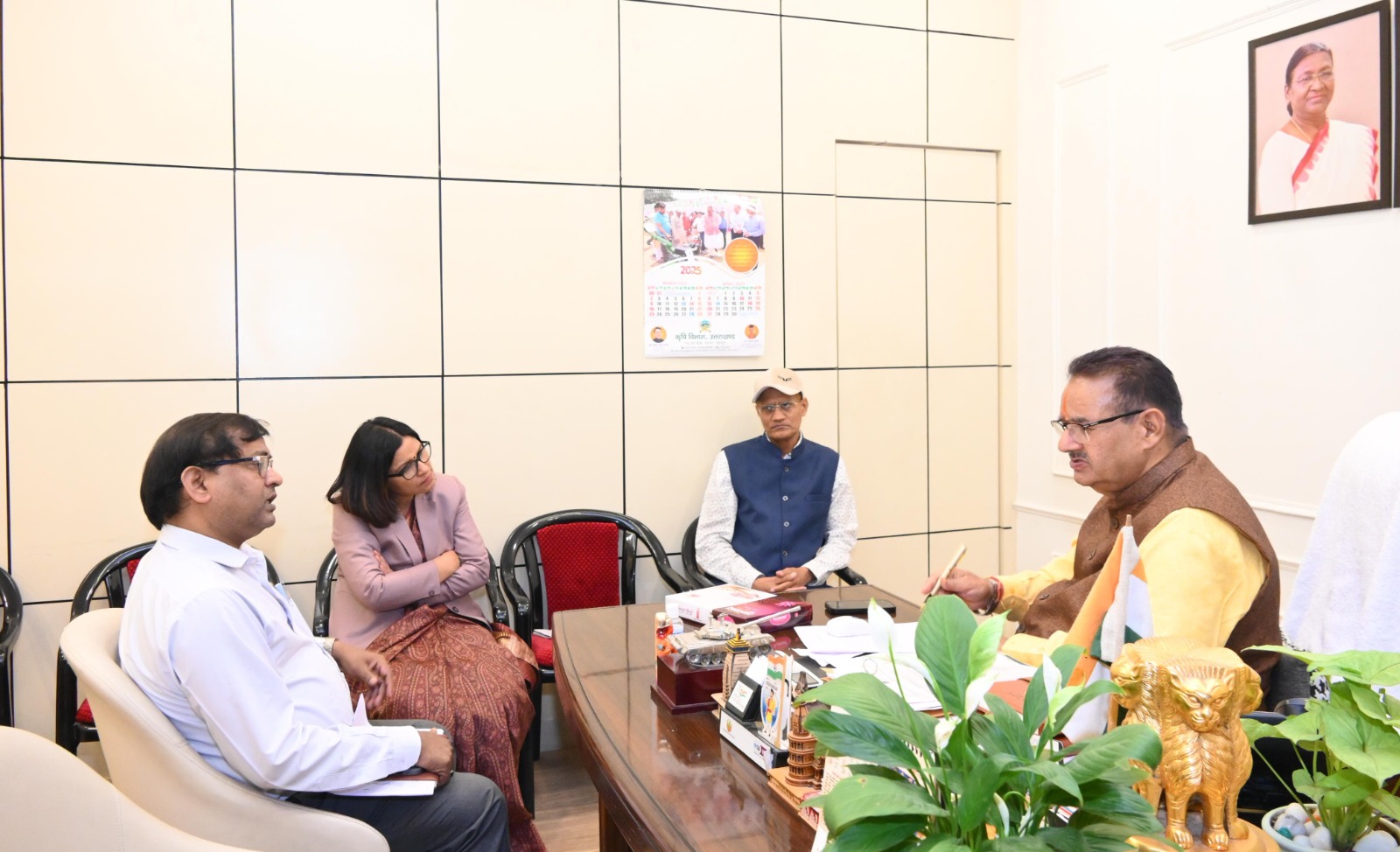 पॉलीहाउस निर्माण में तेजी लाने के निर्देश: कृषि मंत्री गणेश जोशी ने की विभागीय समीक्षा।