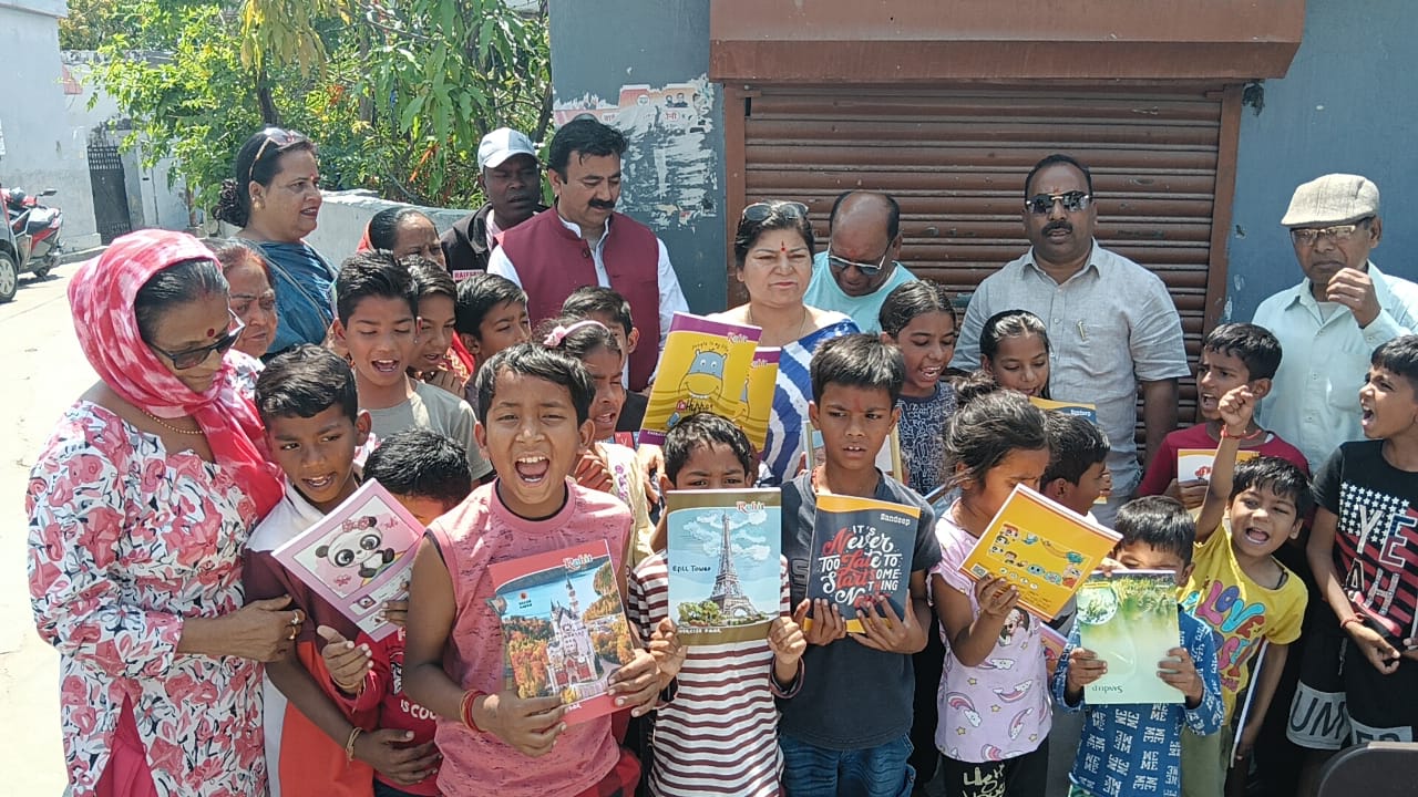 बाल्मीकि बस्ती पथरिया पीर में बाबा साहेब डॉ. भीमराव अंबेडकर जयंती पर शिक्षण सामग्री वितरित