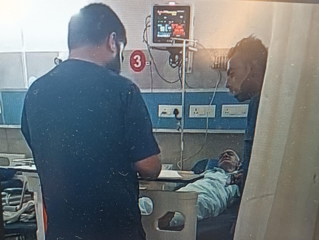 फतेहपुर में बकरी चराने गए बुजुर्ग पर मधुमक्खियों का हमला, बेटे की तत्परता और धर्मावाला अस्पताल के उपचार से बची जान