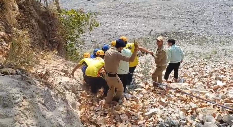 टिहरी में दर्दनाक हादसा: स्कूटी गहरी खाई में गिरी, एक महिला की मौत, दो बच्चे गंभीर रूप से घायल