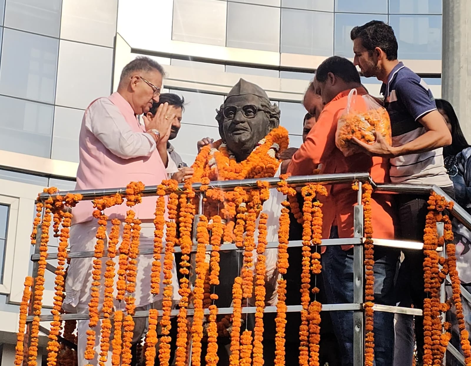 कैबिनेट मंत्री गणेश जोशी ने हिमालय पुत्र एवं पूर्व मुख्यमंत्री स्व. हेमवती नंदन बहुगुणा को अर्पित की श्रद्धांजलि