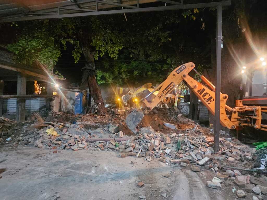 दून अस्पताल के बाहर बनी अवैध मजार पर चला प्रशासन का बुलडोजर, धामी सरकार का अभियान जारी