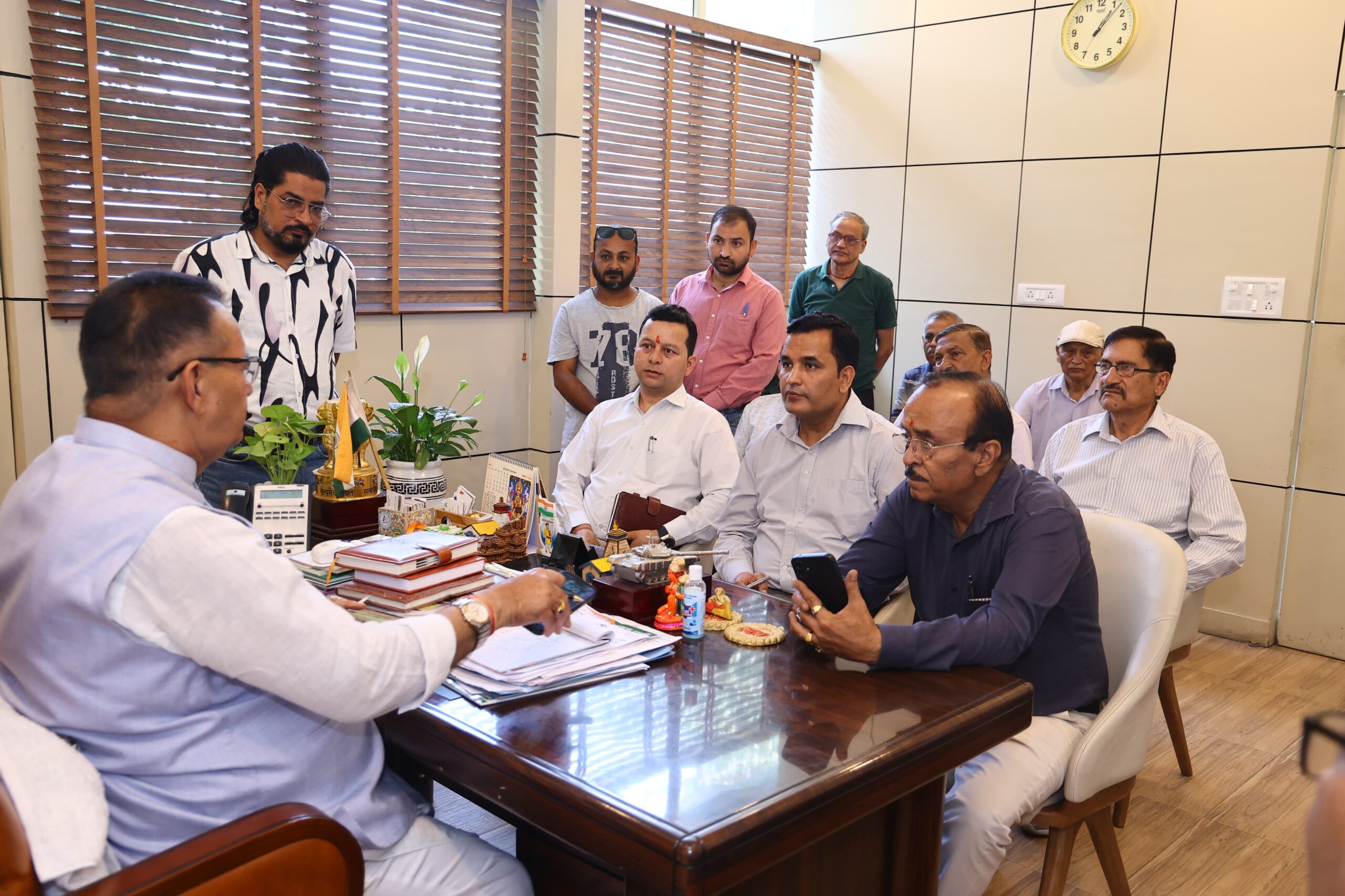 डोभालवाला में पेयजल समस्या के समाधान के लिए कैबिनेट मंत्री गणेश जोशी ने की अधिकारियों के साथ बैठक