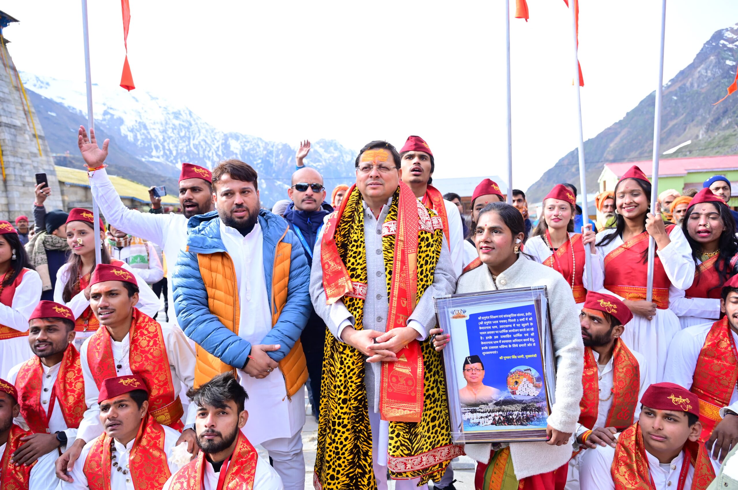 मुख्य सेवक भंडारा में मुख्यमंत्री पुष्कर सिंह धामी ने केदारनाथ में श्रद्धालुओं को वितरित किया प्रसाद, की व्यवस्थाओं की समीक्षा