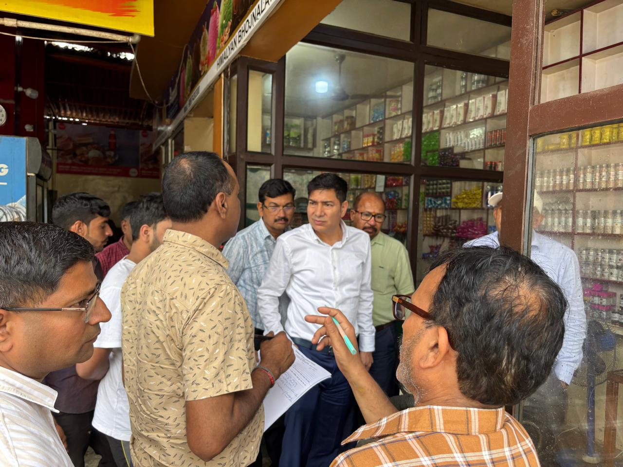 धामी सरकार सख्त – यात्रियों की सेहत से खिलवाड़ नहीं, मिलावटखोरों पर FDA का ताबड़तोड़ एक्शन