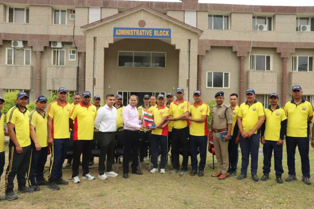 उत्तराखंड में साहसिक पर्यटन को नई उड़ान: SDRF की टीम ने नीलापानी की दुर्गम और अब तक अविजित चोटी पर फहराया विजय पताका