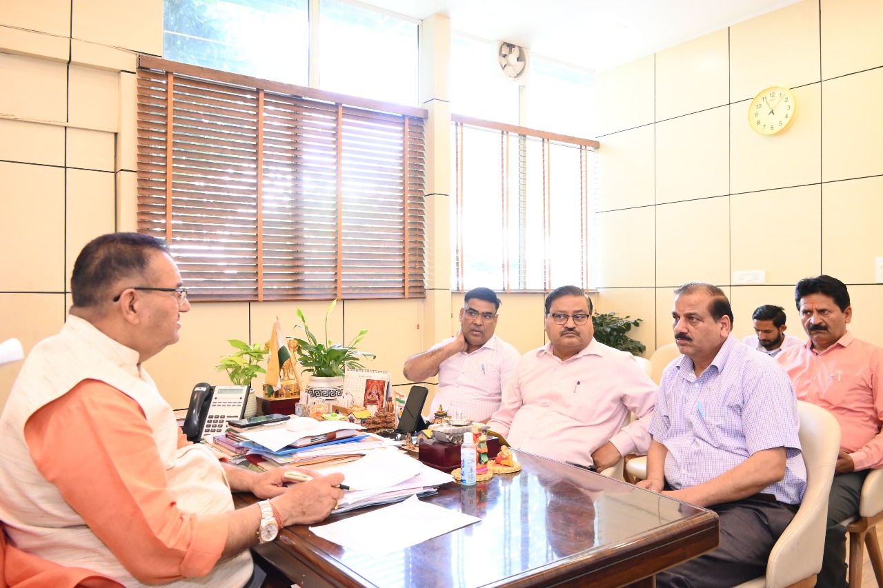 कैबिनेट मंत्री गणेश जोशी ने सिंचाई विभाग के अधिकारियों के साथ की बैठक, मसूरी विधानसभा क्षेत्र के विकास कार्यों की समीक्षा