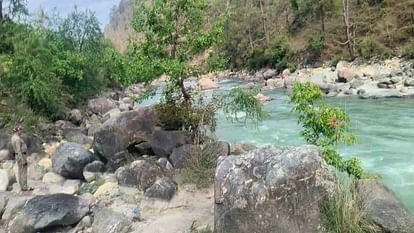 हनोल के पास टोंस नदी में डूबा जखोल का युवक, एसडीआरएफ की तलाश जारी