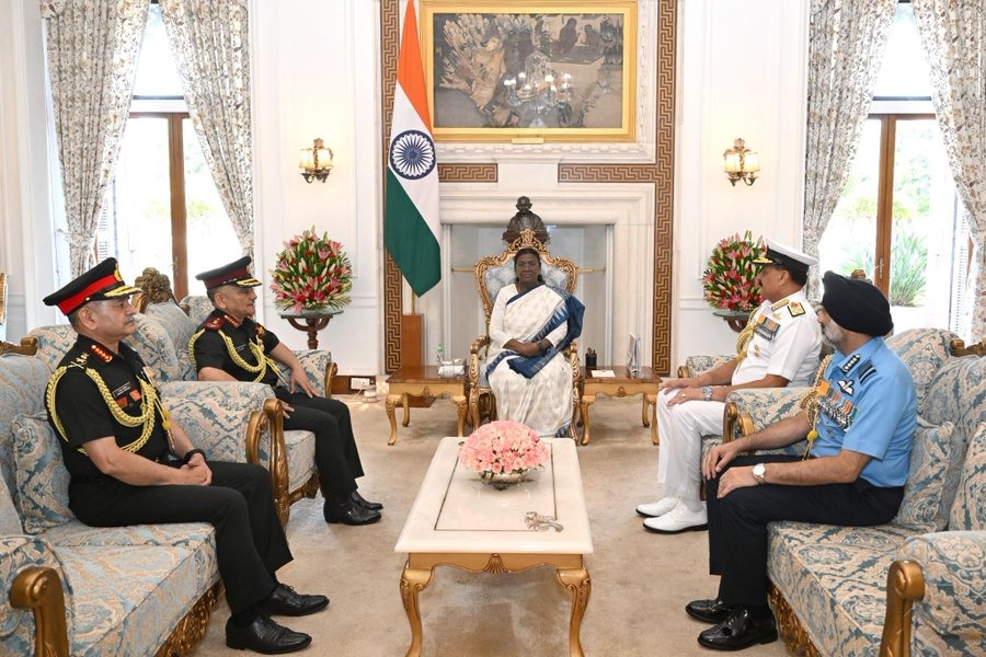 राष्ट्रपति मुर्मू ने की ‘ऑपरेशन सिंदूर’ की सराहना, सीडीएस और सेना प्रमुखों से की मुलाकात