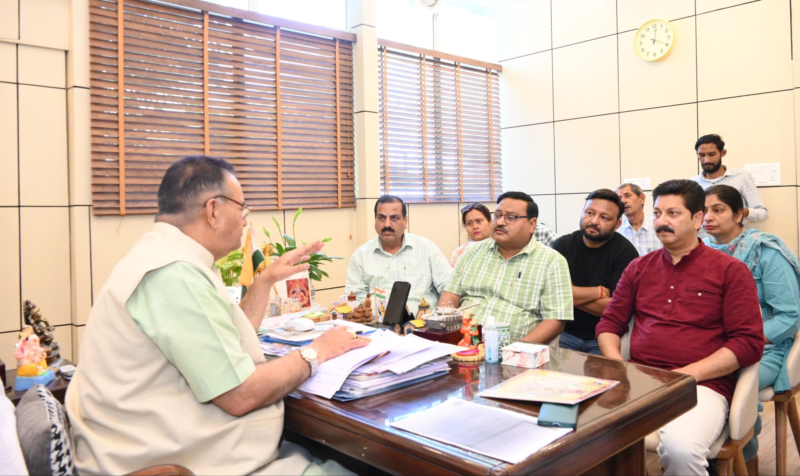 मसूरी विधानसभा क्षेत्र में विकास कार्यों की प्रगति पर कैबिनेट मंत्री गणेश जोशी ने की समीक्षा बैठक
