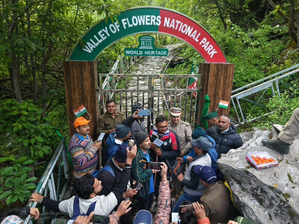 सैलानियों के लिए खुले विश्व प्रसिद्ध फूलों की घाटी,पहले दिन 49 सैलानी पहुंचे