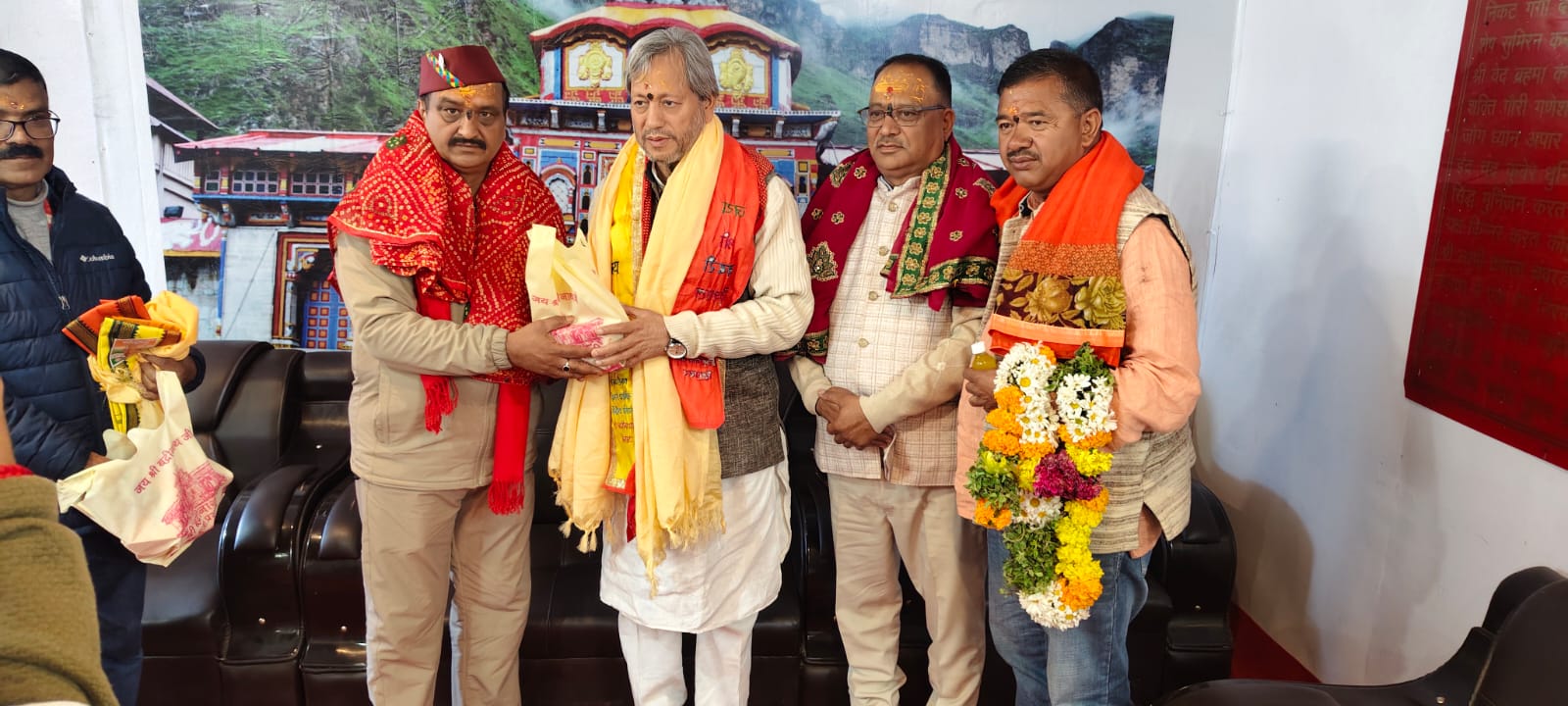 पूर्व मुख्यमंत्री तीरथ सिंह रावत ने किये भगवान बदरीविशाल के दर्शन