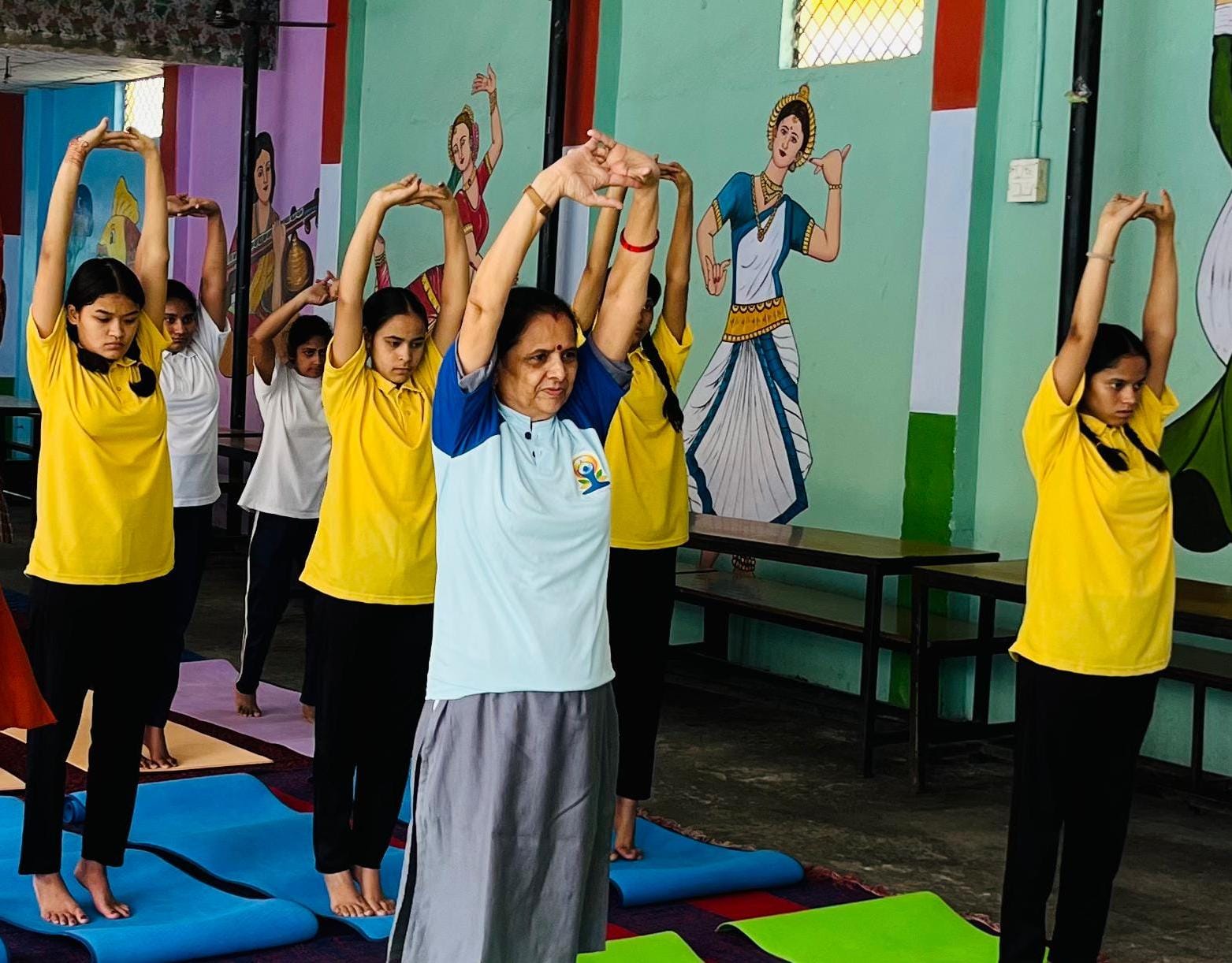 महिला आयोग अध्यक्ष ने नारी निकेतन में किया योग, कहा- योग से मिलती है नवीन ऊर्जा