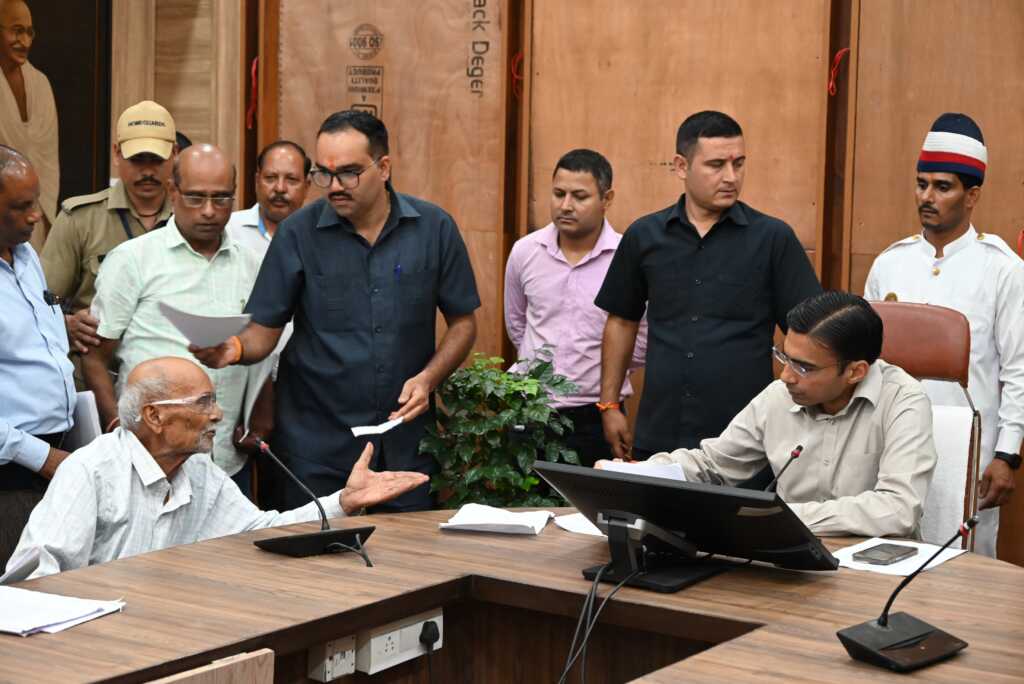 जनता दर्शन में डीएम सविन बंसल का सराहनीय प्रयास: एक ही मंच पर मिला न्याय, राहत, रोजगार और शिक्षा