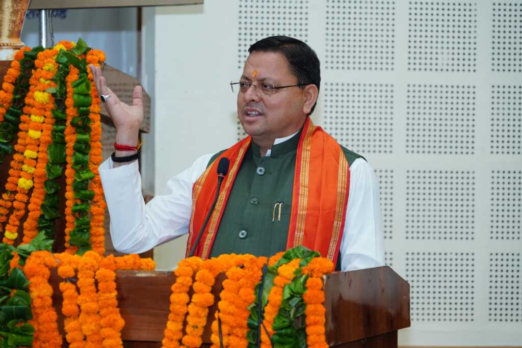 आपातकाल के 50 वर्ष पूर्ण होने पर सीएम धामी ने लोकतंत्र सेनानियों को किया सम्मानित