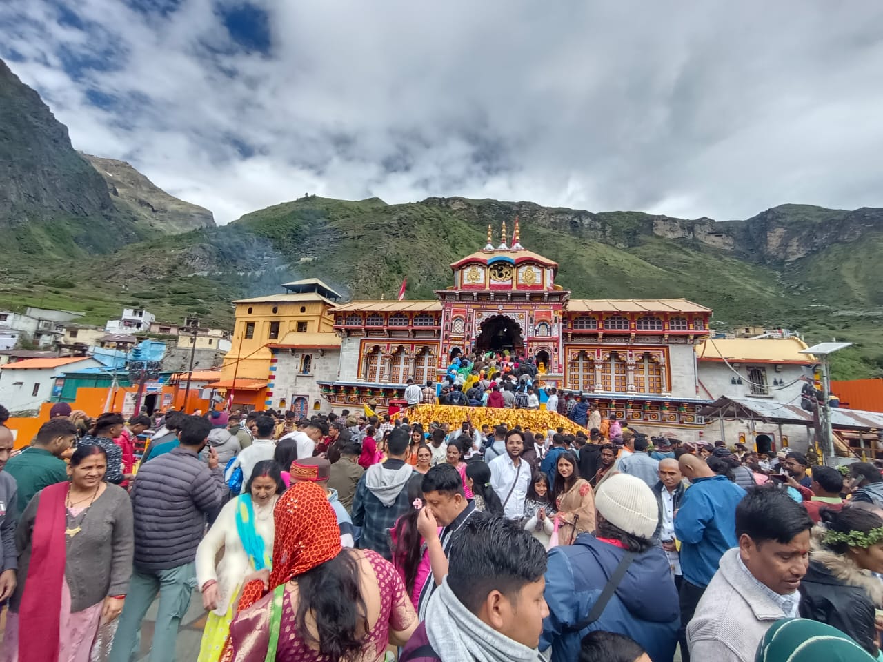 बदरीनाथ मंदिर सिंह द्वार पर फोटो विवाद: बीकेटीसी अध्यक्ष ने लिया संज्ञान